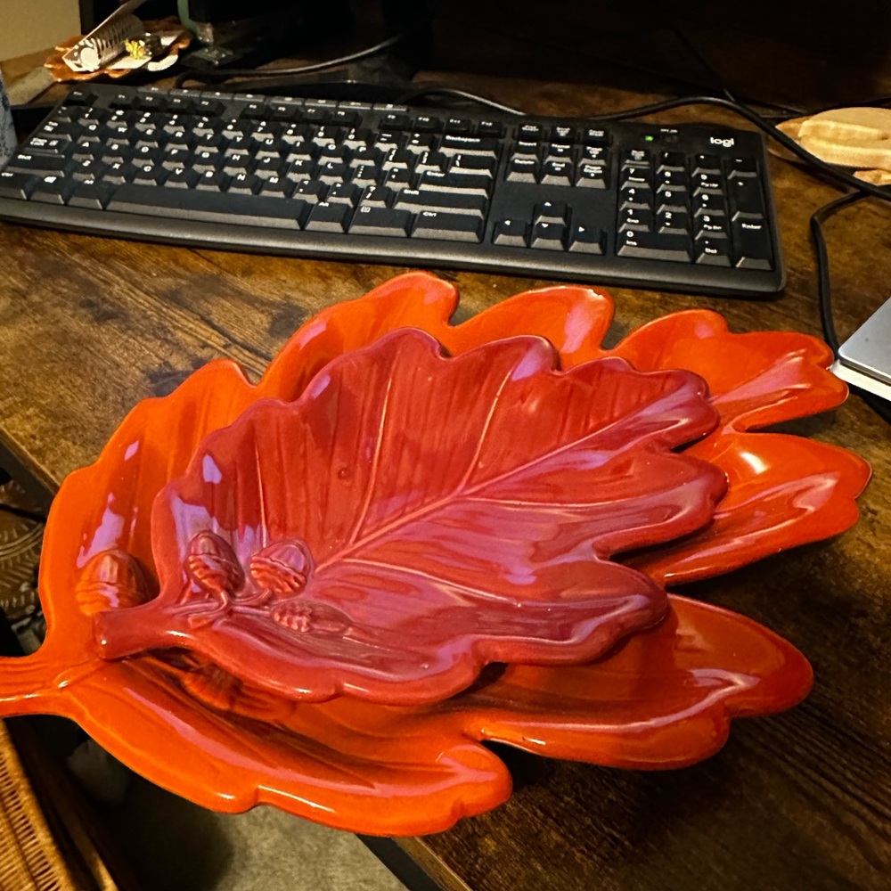 Red Leaf-Shaped Ceramic Serving Platter Set